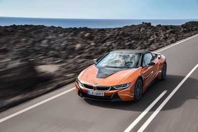BMW представляет новый спортивный автомобиль i8 Roadster