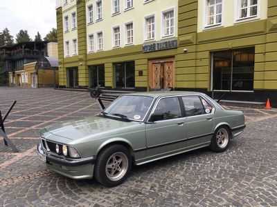 Гонщики BMW соревнуются с профессиональными гонщиками-симуляторами Гонщики BMW соревнуются с профессиональными гонщиками-симуляторами