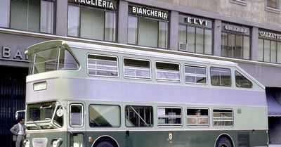 Трехдверный двухэтажный автобус с двумя подъездами отправляется в суд