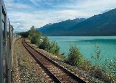Поезда на линии Восток-Запад задерживаются с раннего утра пятницы